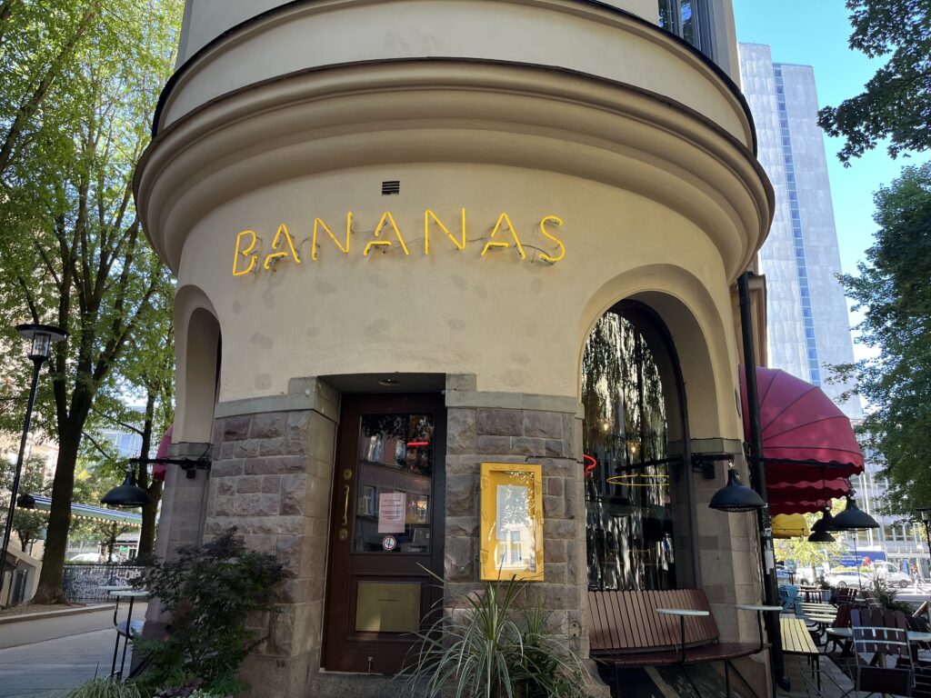 image shows Stockholm restaurant Bananas which has a nice outdoor seating courtyard