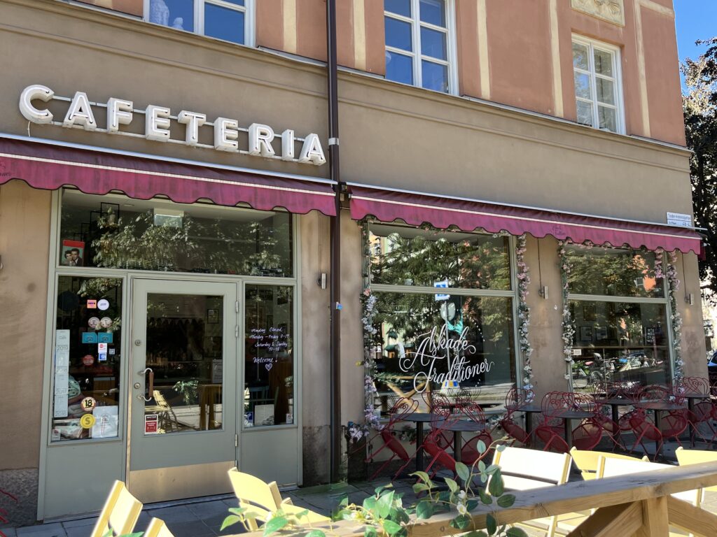 image shows a sunny day at Alskade Traditioner restaurant in Stockholm