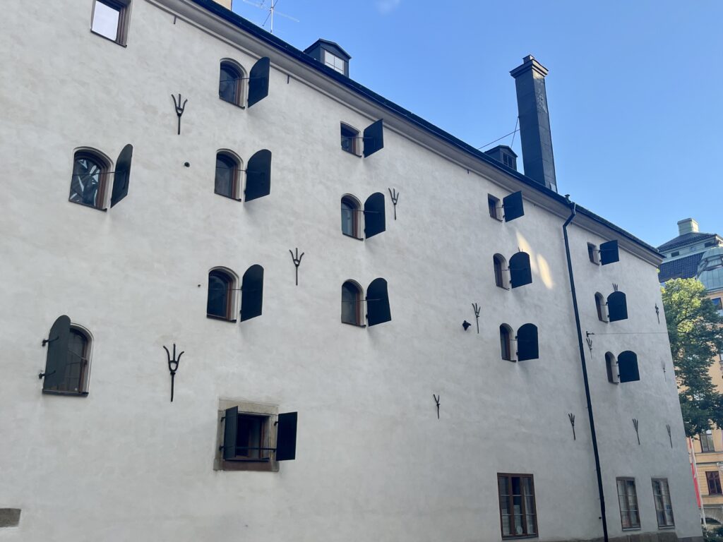 image shows the outside of the Performing Arts Museum in Stockholm